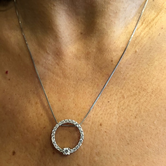 🎉HP🎉1 CT.Diamond Circle Pendant w/25 Brilliant R - Picture 5 of 5